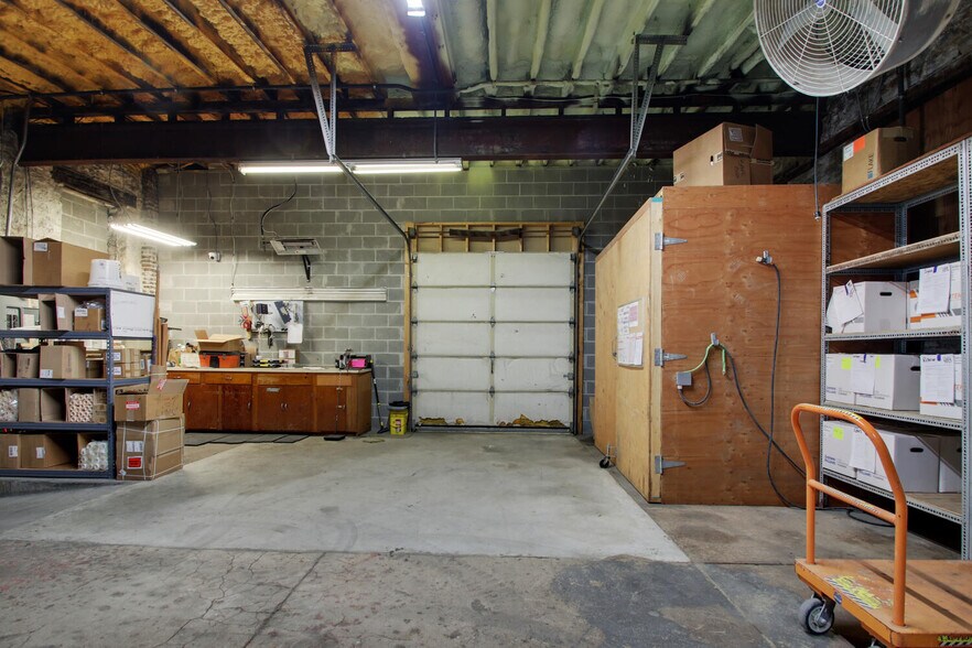 More Photos Of 301 S 7th St, Quincy Light Distribution For Sale