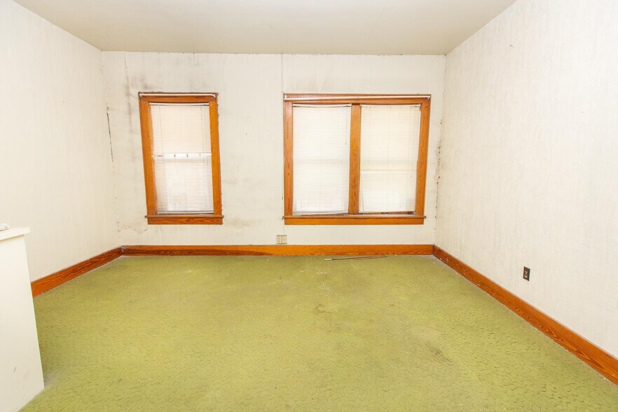 More Photos Of 219 Norris Ave, McCook Storefront For Sale