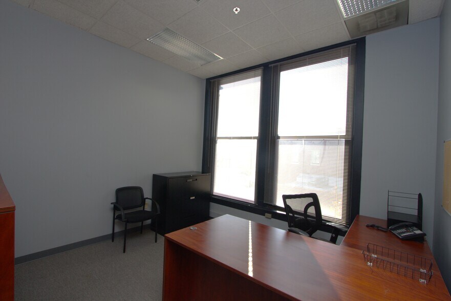 More Photos Of 100-104 N Main St, Saint Charles Office For Lease
