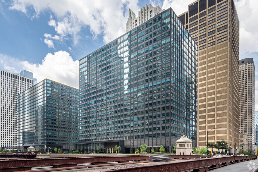 More Photos Of 10 S Riverside Plz, Chicago Office For Lease