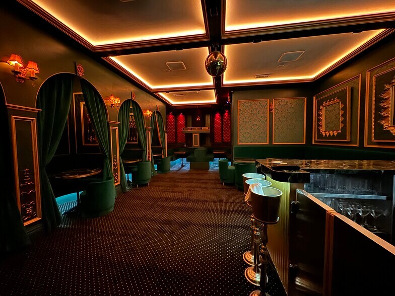 Primary Photo Of 8947 W Sunset Blvd, West Hollywood Restaurant For Lease