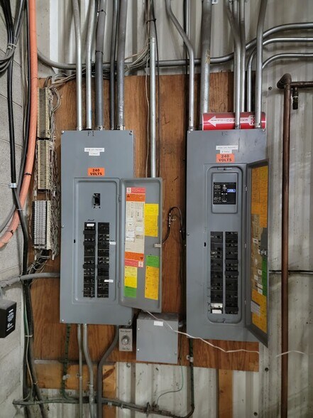 More Photos Of 3658 W 6th St, Goodview Industrial For Lease