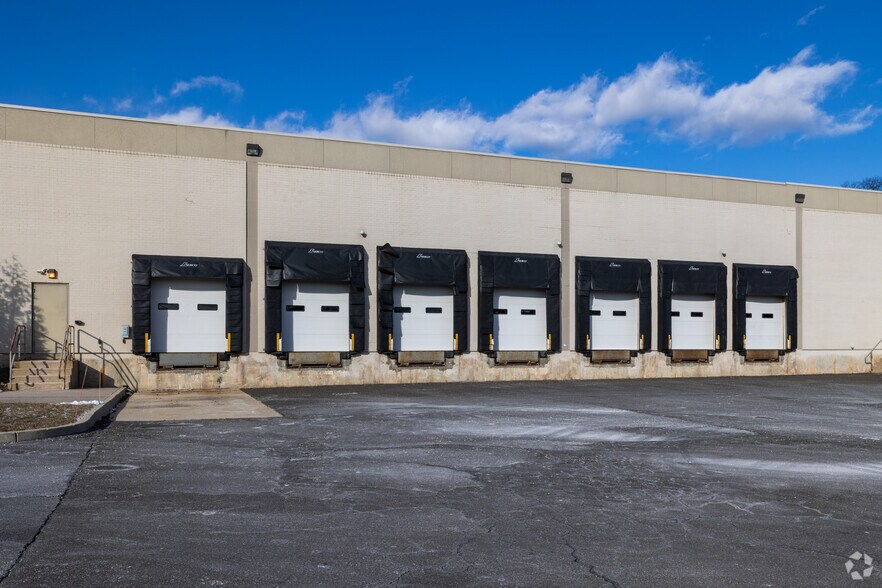 More Photos Of 200 Connecticut Dr, Burlington Warehouse For Lease