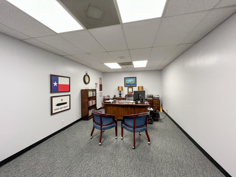 More Photos Of 108 Commercial Cir, Conroe Office Residential For Lease