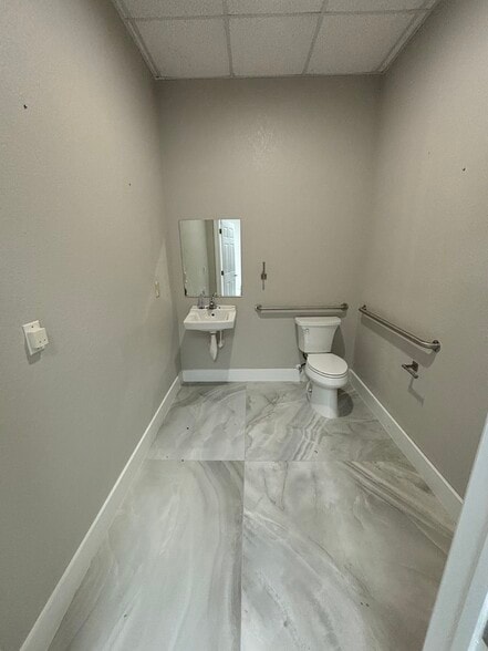 More Photos Of 6350 Bayshore Rd, North Fort Myers Freestanding For Sale