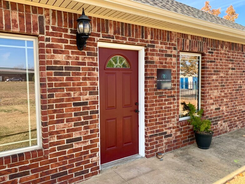 More Photos Of 903 SE 22nd St, Bentonville Office For Lease