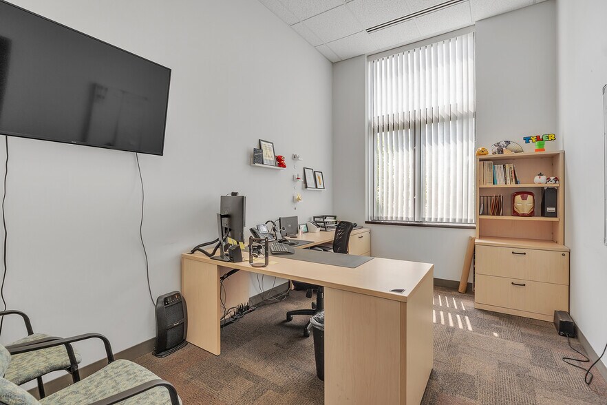 More Photos Of 45 Bartlett St, Marlborough Light Manufacturing For Lease