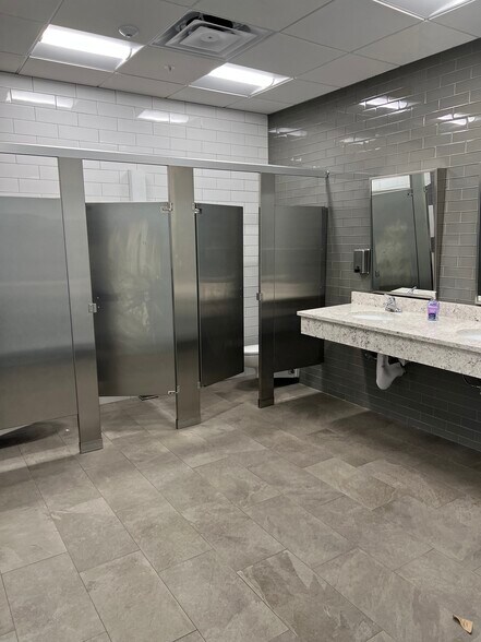 More Photos Of 5405 Diplomat Cir, Orlando Loft Creative Space For Lease