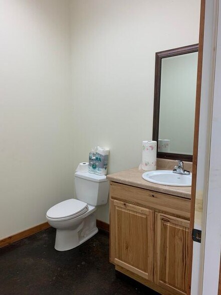 More Photos Of 975 E Daniel Dr, Mount Vernon Manufacturing For Sale