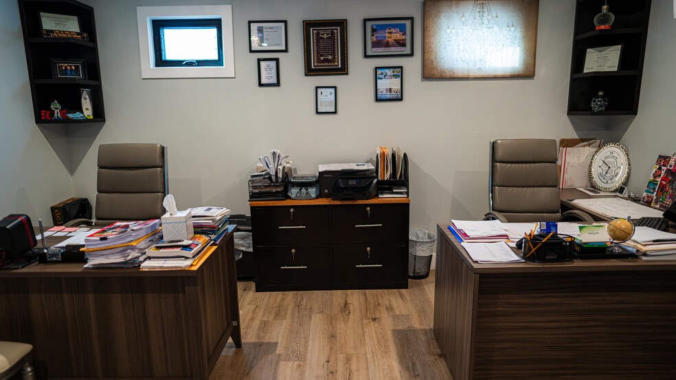 More Photos Of 16610 Ventura Blvd, Encino Storefront For Lease