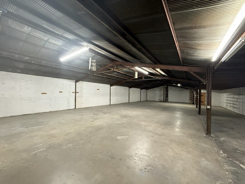 More Photos Of 807 Mcphaul St, Austin Warehouse For Sale