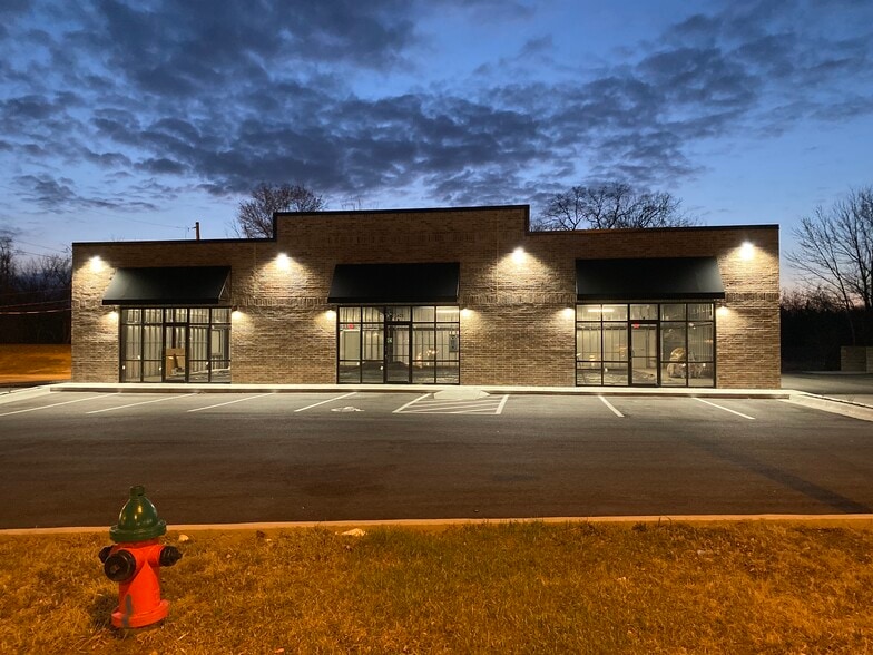 More Photos Of 10420 Blue Ridge Blvd, Kansas City Storefront Retail Office For Lease