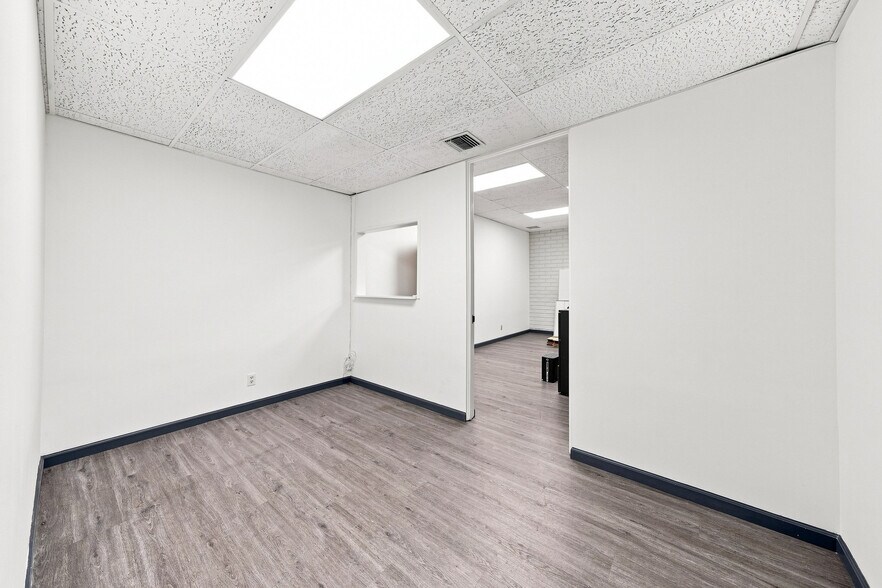 More Photos Of 2333 Beverly Blvd, Los Angeles Office For Lease