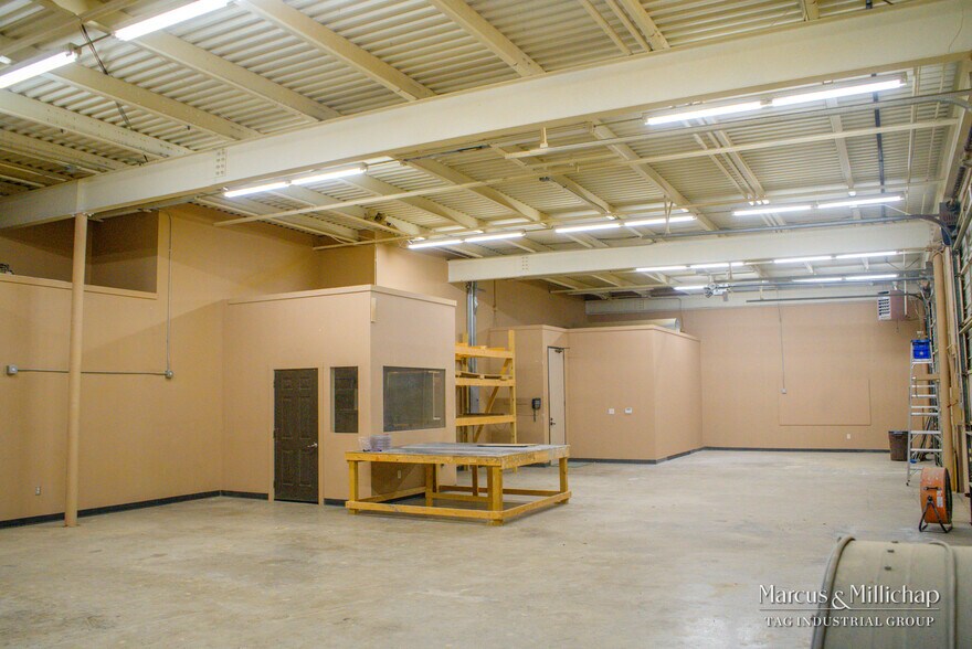 More Photos Of 10906 Laureate Dr, San Antonio Light Distribution For Sale