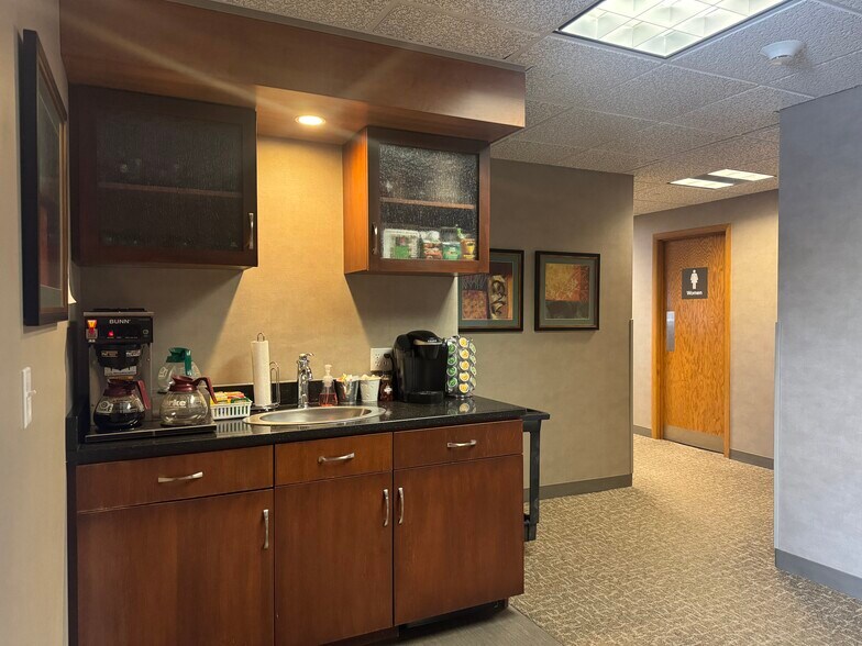 More Photos Of 712 Riverfront Dr, Sheboygan Office For Lease
