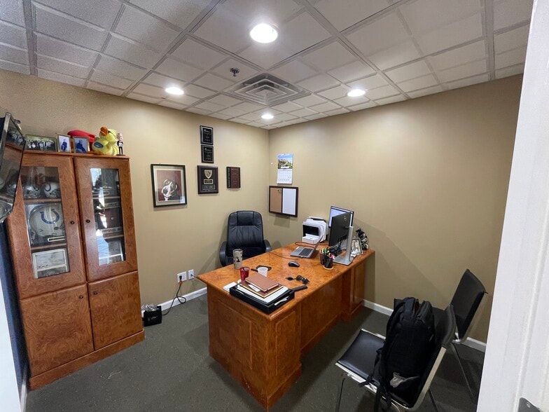 More Photos Of 10412 Allisonville Rd, Fishers Office For Sale