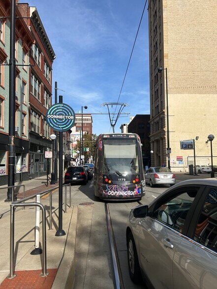 More Photos Of 825 Main St, Cincinnati Storefront Retail Office For Lease