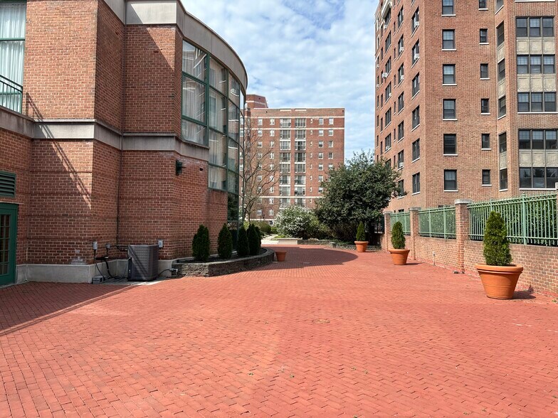 More Photos Of 4 W University Pky, Baltimore Hotel For Lease