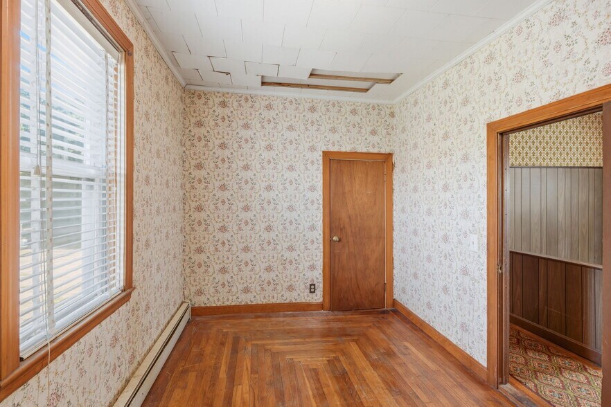 More Photos Of 400 Thames St, Bristol Multifamily For Sale