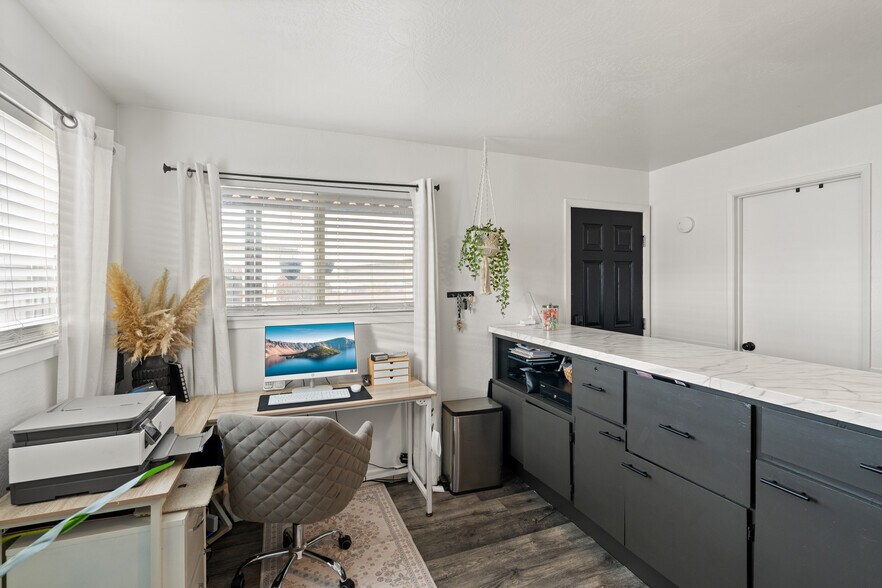 More Photos Of 6453 Crater Lake Hwy, Central Point Specialty For Sale