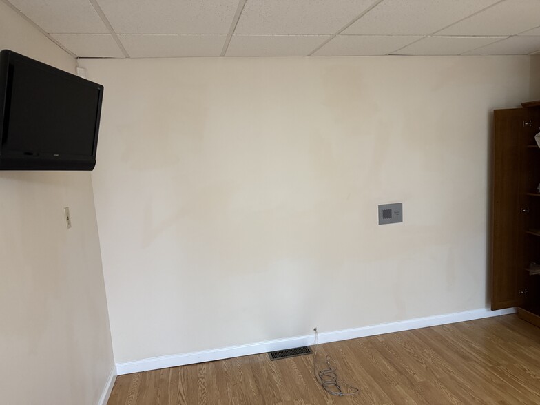 More Photos Of 90 Medford Ave, Patchogue Medical For Sale