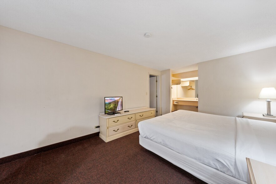 More Photos Of 1530 Cleveland Rd, Sandusky Hotel For Sale