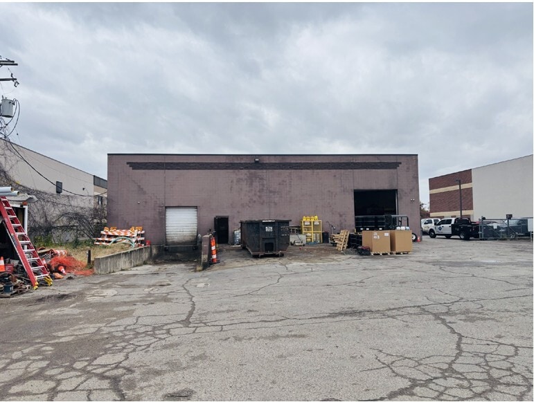 More Photos Of 26187 Northline Rd, Taylor Warehouse For Lease