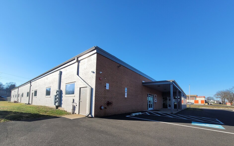 More Photos Of 1020 Industrial Blvd, Southampton Warehouse For Lease