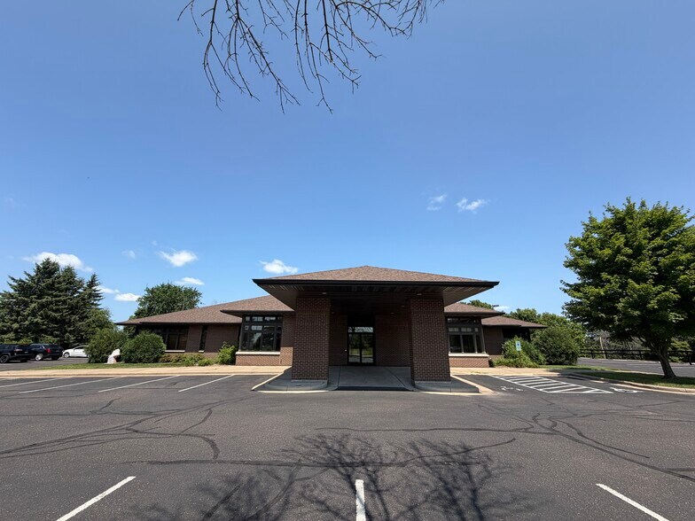 Primary Photo Of 1110 Oak Ridge Dr, Eau Claire Medical For Sale