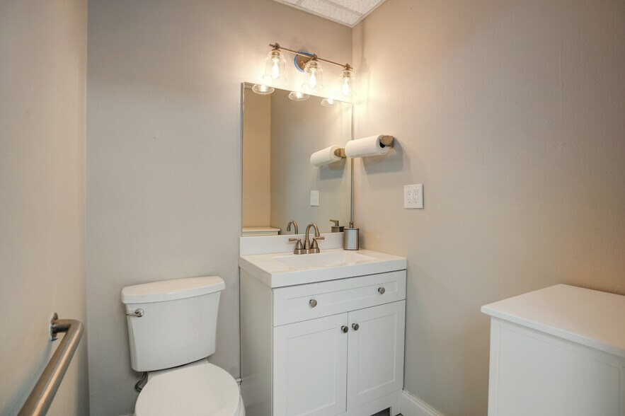 More Photos Of 2831 Ringling Blvd, Sarasota Medical For Sale