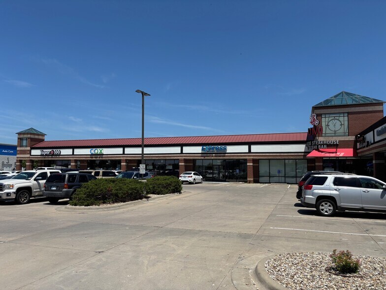 More Photos Of 900 Hayes Dr, Manhattan Storefront For Lease