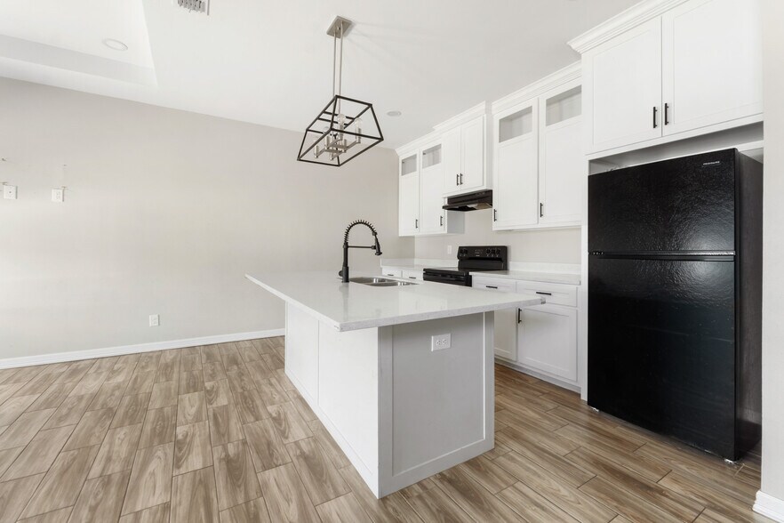 More Photos Of 424 San Mateo Ave, La Joya Apartments For Sale