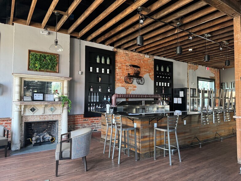 More Photos Of 106 S Ray, Carthage Restaurant For Sale