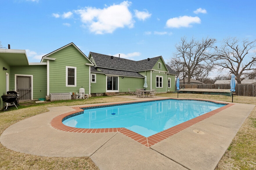 More Photos Of 512 N Travis St, Granbury Hospitality For Sale