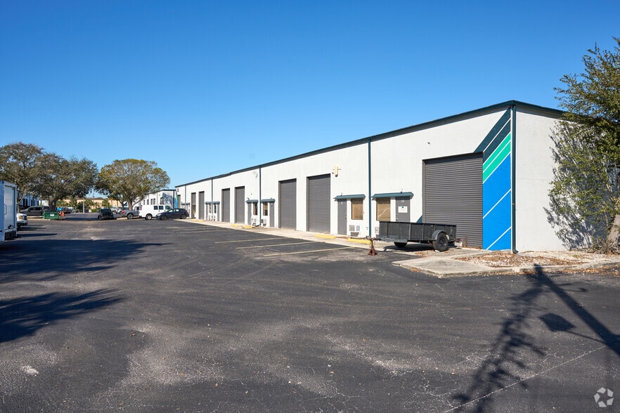 More Photos Of 895 NE Dixie Hwy, Jensen Beach Unknown For Lease