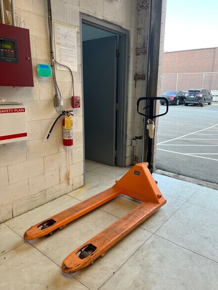 More Photos Of 8399 Ontario St, Vancouver Self Storage For Lease