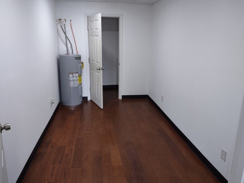 More Photos Of 607 Hilltop Rd, Orchard Beach Storefront Retail Office For Lease