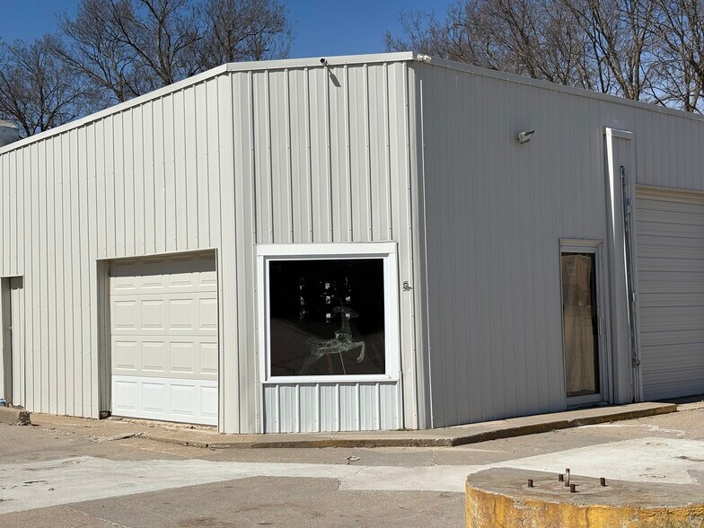 More Photos Of 833 Nemaha St, Humboldt Freestanding For Sale