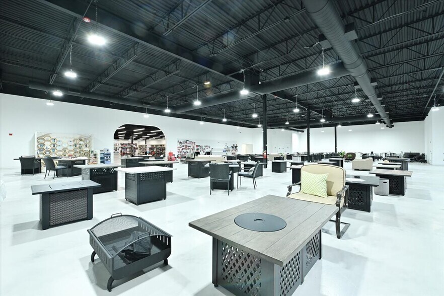 More Photos Of 10 Commerce Dr, Hauppauge Manufacturing For Lease