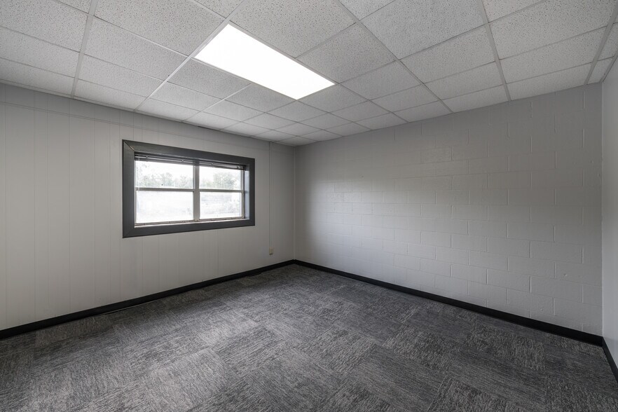 More Photos Of 3404 Clifford Ln, Jacksonville Truck Terminal For Lease