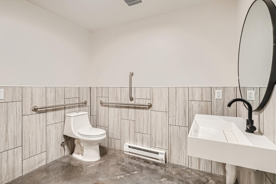 More Photos Of 11 NW Frontage Rd, Fort Collins Showroom For Sale