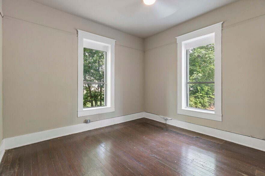 More Photos Of 2024 S Flores St, San Antonio Storefront Retail Residential For Sale