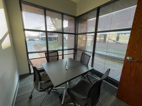More Photos Of 11001-11071 Aurora Ave, Urbandale Flex For Lease