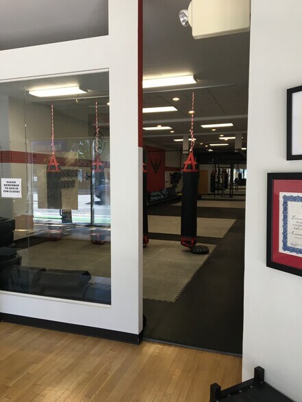 More Photos Of 1017 Davis St, Evanston Storefront For Lease