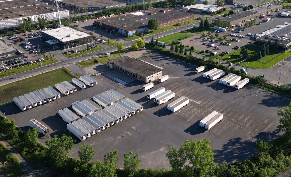 More Photos Of 1590 Boul Hymus, Dorval Distribution For Lease