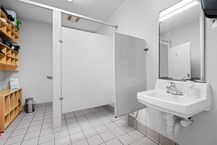 More Photos Of 1481 Dean Forest Rd, Savannah Medical For Lease