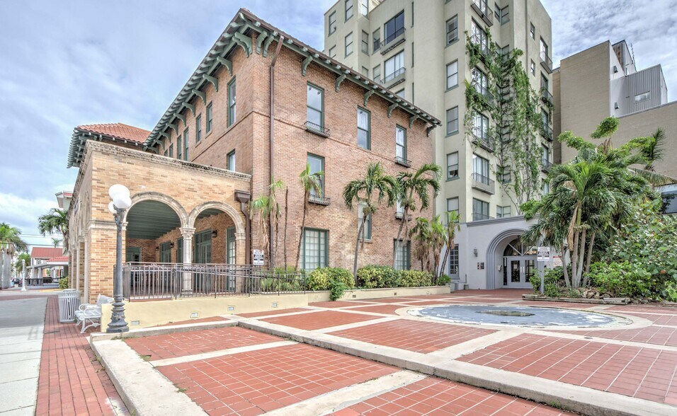 More Photos Of 2310 First St, Fort Myers Loft Creative Space For Lease