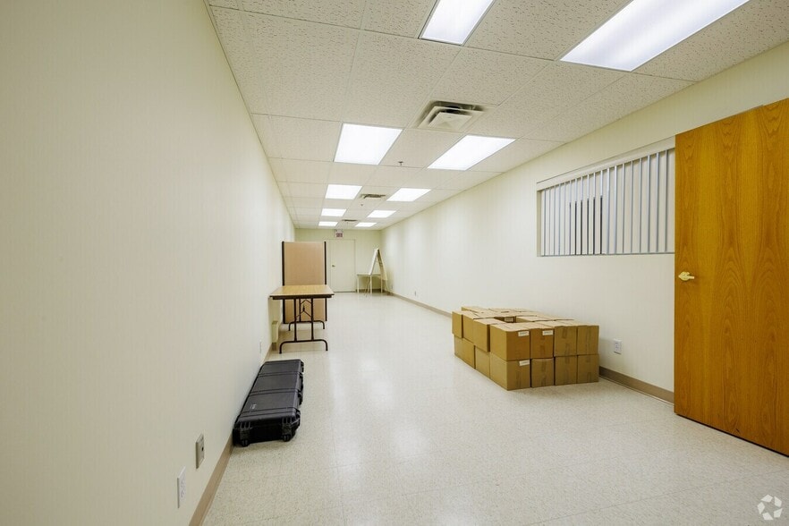 More Photos Of 2369-2395 Rue Rue Guénette, Saint-Laurent Light Distribution For Sale
