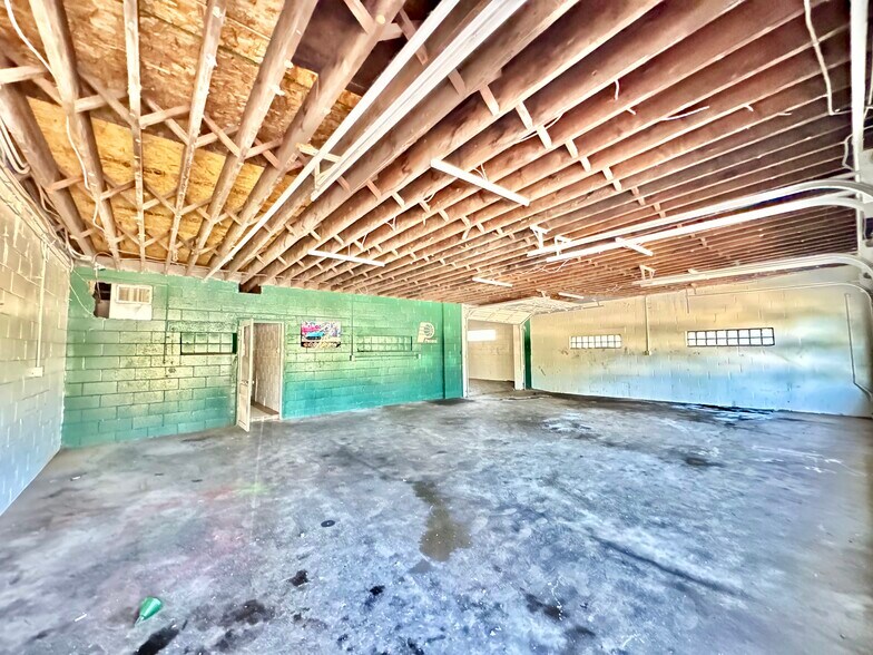 More Photos Of 2043 Minnesota st, Indianapolis Flex For Sale