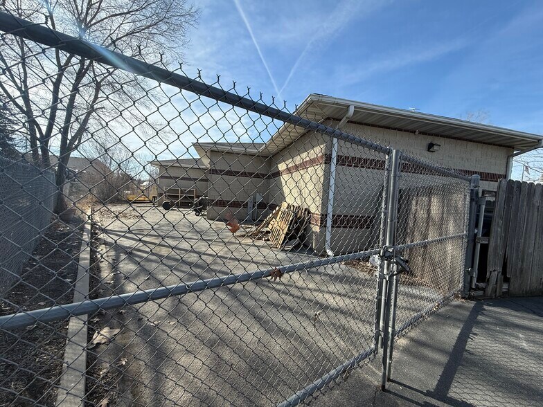 More Photos Of 1262 S Bridge St, Yorkville Service For Sale